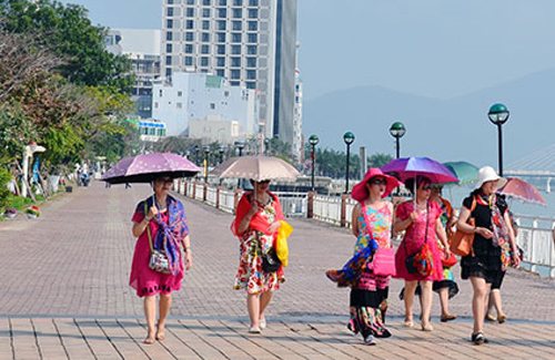 Du khách nước ngoài tham quan Đà Nẵng